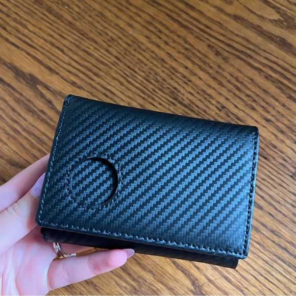 ◾️STEALTH MODE: New, carbon fiber leather trifold ID blocking wallet, never used - Picture 4 of 11